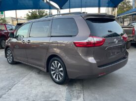 TOYOTA SIENNA XLE 2018