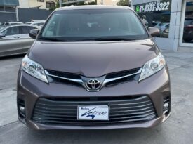 TOYOTA SIENNA XLE 2018