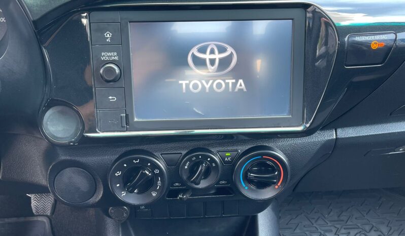 Toyota Hilux Estacas Base 2023 lleno